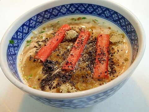 とろろ昆布とかにかまと黒すりごまの豚骨ラーメン